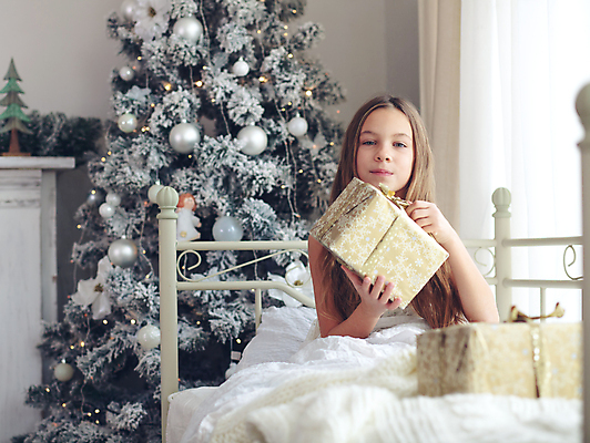 포토 JPG 해외이미지 나무 딸 행복 어린이 가구 겨울 침구 휴식 주택 실내 따뜻함 선물 한명 사람 장식 상자 장난감 침묵 침실 방 흰색 침대 축하 인사 몽환 안락 해외202004 해외포토 식물 1 계절 감정 컬러 생활용품 컨셉 가족 내부 건물 소리 예절 파일형식
