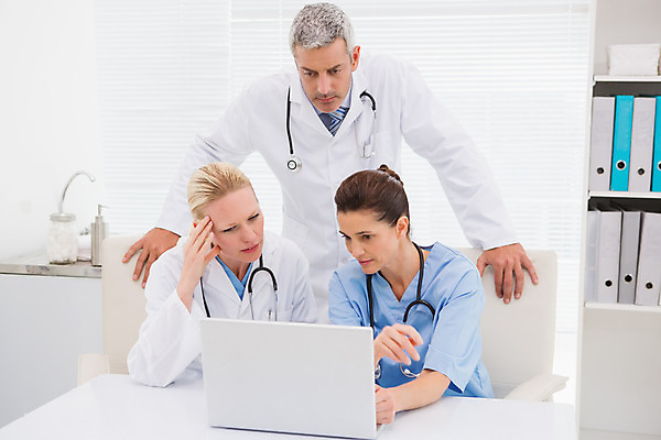 포토 JPG 해외이미지 백인 여자 남자 40대 중년 생각 청진기 실내 대화 앉기 성인 세명 30대 노트북 컴퓨터 공책 의사 타이핑 실험복 작업 무선전화기 책상 동료 성인만 해외202004 해외포토 서양인 가구 관계 의료기기 모션 문구용품 말하기 사람 내부 장년 전자제품 의료진 가운 전화기 파일형식