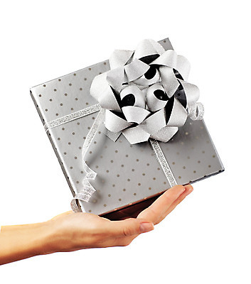 포토 JPG 해외이미지 손 여자 행복 리본 백그라운드 컨셉 크리스마스 신체 부분 휴가 새로움 손바닥 선물 한명 사람 장식 빛 쇼핑 상자 세일 우주 회색 덮개 흰색 축하 인사 잡기 생일 은색 연도 오브젝트 활 주기 패키지 팔 적재 고립 해외202004 해외포토 1 기념일 감정 컬러 모션 신체부위 뚜껑 예절 파일형식