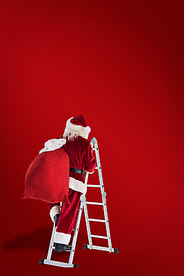 포토 JPG 해외이미지 전신 노년 남자 크리스마스 사다리 한명 들기 뒷모습 빨간색 산타클로스 보따리 오르기 노인남자한명만 해외202004 해외포토 1 기념일 뷰포인트 컬러 모션 사람 성인 도구 남자한명만 노인남자만 파일형식