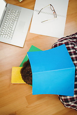 포토 JPG 해외이미지 백인 직업 남자 안경 비즈니스 휴식 직장 실내 한명 사람 20대 노트북 컴퓨터 눕기 사무실 비즈니스맨 파일 해외202004 해외포토 서양인 1 잡화 컨셉 회사 모션 청년 내부 전자제품 직장인 파일형식