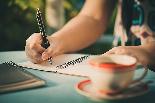 포토 JPG 해외이미지 라이프스타일 손 여자 커피 음료 백그라운드 탁자 휴식 아이디어 신체부위 컵 펜 다이어리 공책 카페 해외202004 해외포토 식기 가구 컨셉 문구용품 사람 생활 필기구 상점 사무용품 파일형식