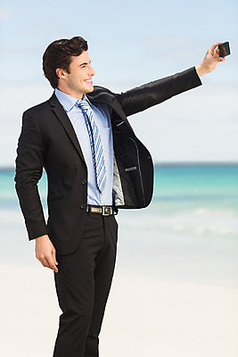 포토 JPG 해외이미지 백인 라이프스타일 남자 행복 휴가 따뜻함 한명 사람 정장 성인 야외 스마트폰 햇빛 평화 맑음 터치 자유 잡기 비즈니스맨 성인남자한명만 해외202004 해외포토 서양인 1 옷 감정 컨셉 비즈니스 모션 날씨 생활 핸드폰 스마트기기 태양 직장인 남자한명만 성인남자만 파일형식