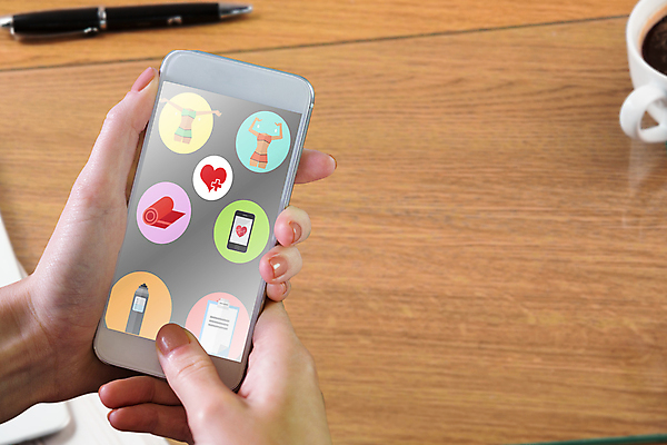 포토 JPG 해외이미지 손 커피 탁자 기술 들기 근접촬영 신체부위 컵 스마트폰 태블릿 사무실 펜 만년필 스크린 터치 잡기 어플리케이션 책상 인터페이스 터치스크린 카피스페이스 해외202004 해외포토 식기 음료 뷰포인트 가구 비즈니스 모션 사람 전자제품 핸드폰 스마트기기 필기구 공백 파일형식