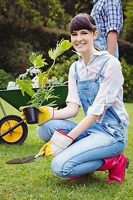포토 JPG 해외이미지 식물 백인 여자 남자 행복 함께함 서기 20대 성인 취미 야외 두명 농장 정원 수레 청소 삽 원예 정원가꾸기 묘목 심기 성인만 정확 해외202004 해외포토 서양인 나무 감정 컨셉 농업 모션 사람 청년 카트 파일형식