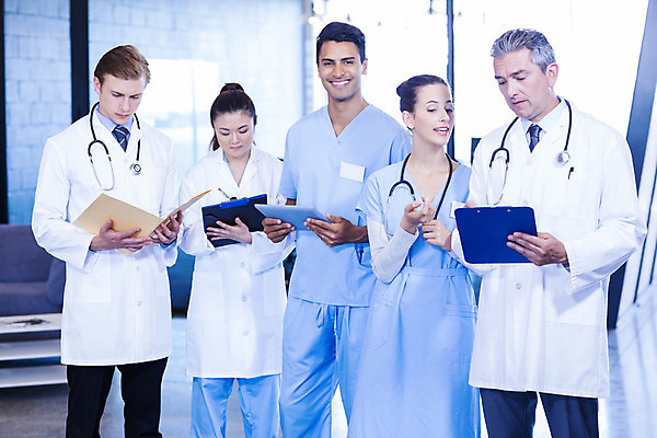 포토 JPG 해외이미지 백인 직업 여자 남자 중년 50대 청진기 직장 실내 건강 병원 서기 동양인 여러명 20대 내부 간호사 의사 잡기 실험복 대표 동료 외과 인턴 의료성형뷰티 성인만 해외202004 해외포토 서양인 다수 회사 비즈니스 의학 관계 의료기기 모션 사람 인종 청년 성인 의료진 가운 파일형식