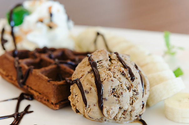 포토 JPG 해외이미지 음식 아이스크림 디저트 바나나 사람없음 컬러풀 갈색 초콜릿 흰색 달콤 크림 토핑 시럽 와플 페스츄리 해외202004 해외포토 빵 컬러 과일 맛 파일형식