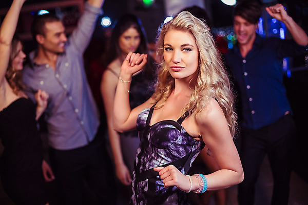 포토 JPG 해외이미지 백인 긴머리 드레스 여자 남자 행복 함께함 실내 사람 이벤트 여러명 20대 성인 30대 파티 우정 기쁨 축하 바 화려 즐거움 클럽 흥분 성인만 유흥 해외202004 해외포토 서양인 헤어스타일 옷 감정 다수 컨셉 청년 내부 장년 친구 파일형식