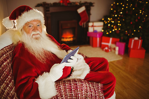 포토 JPG 해외이미지 백인 라이프스타일 노년 남자 행복 크리스마스장식 크리스마스 거실 가정 불 아파트 주택 따뜻함 한명 장식 태블릿 크리스마스트리 산타클로스 평화 축제 터치 장식볼 축하 벽난로 안락의자 전나무 터치스크린 노인남자한명만 해외202004 해외포토 자연요소 서양인 나무 1 기념일 감정 컨셉 의자 사람 성인 건물 생활 전자제품 스마트기기 남자한명만 노인남자만 파일형식