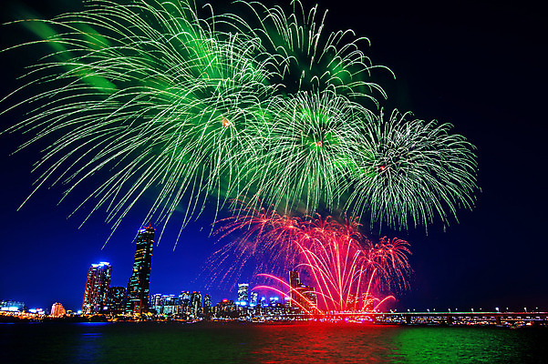 포토 JPG 해외이미지 행복 여행 백그라운드 오렌지 텍스트 벽지 하늘 불 휴가 새로움 서울 한국 폭죽 불꽃놀이 사람없음 빨간색 물 빛 강 컬러풀 반사 노란색 파티 검은색 축제 미국 중국 어둠 흰색 축하 도시 야간 폭발 연도 남쪽 애국심 고립 해외202004 해외포토 자연요소 감정 아시아 컬러 컨셉 북아메리카 과일 놀이 이벤트 방향 파일형식