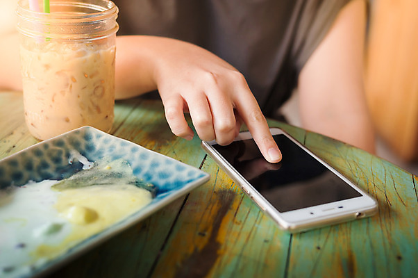 포토 JPG 해외이미지 라이프스타일 손 인터넷 비즈니스 통신 모바일 추상 휴식 직장 사람없음 스마트폰 디지털 스크린 터치 업무 작업 네트워크 서핑 이메일 어플리케이션 연결 무선전화기 스마트 읽기 전자 주말 멀티미디어 전자상거래 단절 소셜 스타일 해외202004 해외포토 컨셉 무늬 회사 모션 생활 신체부위 핸드폰 스마트기기 수상스포츠 전화기 파일형식