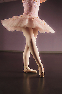 포토 JPG 해외이미지 여자 청소년 실내 한명 서기 사람 앞모습 10대 하반신 춤 우아함 발레 발레리나 발레복 십대여자한명만 해외202004 해외포토 1 옷 뷰포인트 컨셉 모션 문화예술 내부 여자한명만 십대여자만 파일형식