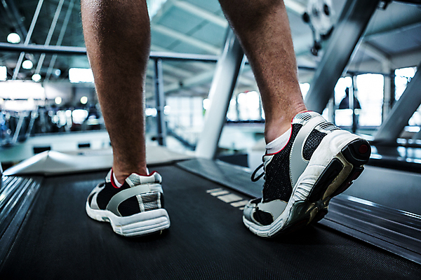 포토 JPG 해외이미지 서양인 외국인 백인 라이프스타일 남자 스포츠 근육 실내 건강 한명 20대 성인 운동복 달리기 조깅 운동 힘 헬스장 홀 체육관 근육질 런닝머신 성인남자한명만 크로스핏 해외202004 해외포토 1 옷 모션 사람 인종 청년 내부 생활 운동기구 헬스 공간 몸매 남자한명만 성인남자만 파일형식