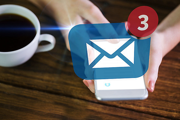 포토 JPG 해외이미지 손 커피 탁자 관리 한명 들기 사람 신체부위 파란색 스마트폰 스크린 터치 잡기 이메일 알림 책상 해외202004 해외포토 1 음료 컬러 가구 모션 핸드폰 스마트기기 파일형식