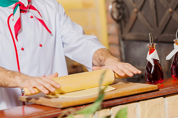 포토 JPG 해외이미지 전통 손 남자 음식 빵 탁자 요리 사람 목재 쿠키 주방 요리사 앞치마 빵집 흰색 막대기 달콤 굽기 준비 날것 반죽 만들기 롤 밀가루 밀가루반죽 제빵사 맛있는 해외202004 해외포토 나무 직업 컬러 가구 재료 모션 디저트 신체부위 상점 맛 가루 구이 파일형식