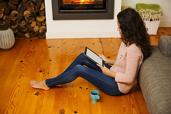 포토 JPG 해외이미지 백인 라이프스타일 행복 음료 겨울 불 휴식 바닥 주택 따뜻함 한명 앉기 장식 컵 빛 방 머그컵 잡기 뜨거움 장작 읽기 벽난로 해외202004 해외포토 자연요소 서양인 1 식기 계절 감정 컨셉 모션 사람 건물 생활 파일형식