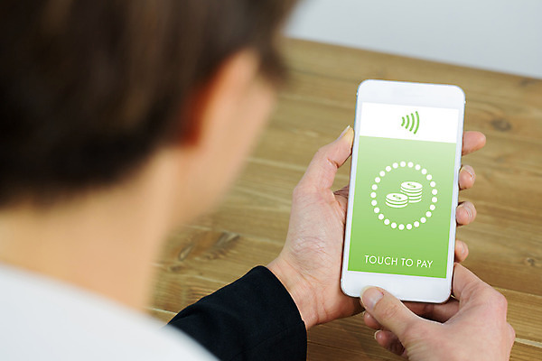 포토 JPG 해외이미지 백인 여자 인터넷 비즈니스 손가락 탁자 한명 들기 정장 상반신 20대 뒷모습 스마트폰 쇼핑 터치 신용카드 스마트 온라인쇼핑 온라인 전자상거래 체크카드 성인여자한명만 카피스페이스 해외202004 해외포토 서양인 1 손 옷 뷰포인트 가구 컨셉 모션 사람 청년 금융 핸드폰 스마트기기 공백 여자한명만 성인여자만 파일형식