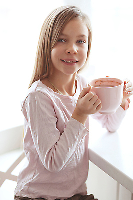 포토 JPG 해외이미지 라이프스타일 어린이 겨울 주택 따뜻함 한명 컵 머그컵 마시기 잡기 뜨거움 달콤 부드러움 코코아 파스텔톤 해외202004 해외포토 1 식기 계절 음료 컬러 모션 사람 건물 생활 감각 맛 파일형식