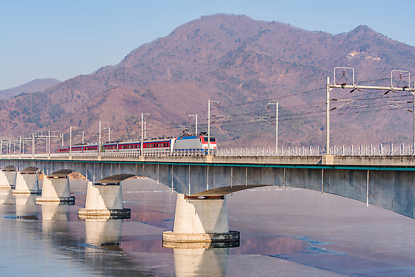 포토 JPG 해외이미지 1 아시아 오렌지 건축양식 교통시설 모션 하늘 산 서울 한국 손잡이 동양인 풍경 사람없음 야외 물 강 사무실 기차 도시 전철 속도 복고 일반 남쪽 해외202004 해외포토 자연요소 건축 나라 육상교통 교통 과일 비즈니스 대중교통 인종 방향 시설 파일형식