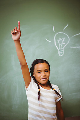 포토 JPG 해외이미지 학생 손 여자 교육 행복 어린이 교실 학교 실내 초등학교 한명 서기 미소 학습 스터디 칠판 질문 기르기 대답 소녀한명만 해외202004 해외포토 1 감정 모션 표정 사람 내부 신체부위 돌봄 여자한명만 소녀만 파일형식