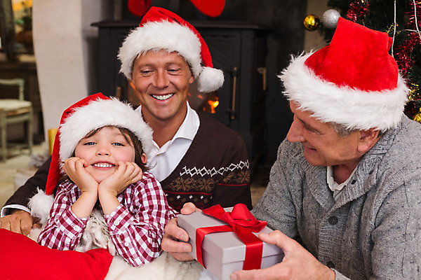 포토 JPG 해외이미지 백인 라이프스타일 할아버지 남자 행복 아들 어린이 40대 중년 크리스마스 거실 산타모자 가정 가족 함께함 실내 따뜻함 선물 사랑 앉기 소년 세명 크리스마스트리 평화 축제 축하 아빠 70대 조부모 해외202004 해외포토 서양인 모자_잡화 기념일 노년 감정 컨셉 관계 모션 사람 성인 내부 생활 파일형식
