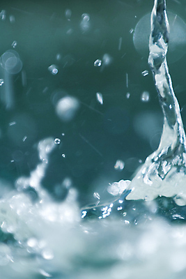 포토 JPG 해외이미지 모양 계절 물결 백그라운드 창문 자연 유리 표면 추상 사람없음 가로 물 파란색 빛 반사 환경 거품 습기 젖음 촉촉함 흐름 가을 물방울 신선 투명 액체 개울 떨어짐 수증기 이슬 수분 빗방울 순수 질감 광택 내추럴 해외202004 해외포토 자연요소 컬러 컨셉 무늬 재질 강 비_날씨 생태계 파일형식