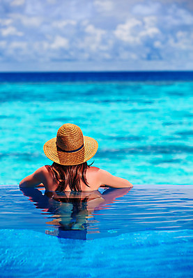 포토 JPG 해외이미지 백인 여자 행복 바다 여행 호텔 휴가 휴식 수영장 한명 미소 사람 성인 야외 뒷모습 여름 파란색 맑음 수영 스파 선탠 휴양지 몰디브 파라다이스 성인여자한명만 해외202004 해외포토 서양인 1 계절 감정 아시아 뷰포인트 컬러 컨셉 숙소 날씨 표정 장소 수상스포츠 여자한명만 성인여자만 파일형식