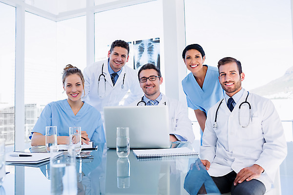 포토 JPG 해외이미지 백인 직업 여자 남자 40대 중년 청진기 탁자 실내 건강 병원 서기 앉기 여러명 20대 성인 30대 노트북 컴퓨터 공책 간호사 의사 실험복 작업 무선전화기 책상 동료 외과 의료성형뷰티 성인만 해외202004 해외포토 서양인 가구 다수 의학 관계 의료기기 모션 문구용품 사람 청년 내부 장년 전자제품 의료진 가운 전화기 파일형식