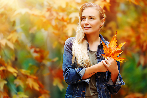 포토 JPG 해외이미지 나무 백인 모델 라이프스타일 응시 계절 공원 여자 행복 백그라운드 잎 자연 날씨 한명 미소 사람 성인 야외 햇빛 노란색 유행 맑음 기쁨 가을 잡기 숲 성인여자한명만 해외202004 해외포토 서양인 식물 1 시선 공공시설 감정 컬러 모션 표정 생활 태양 생태계 여자한명만 성인여자만 파일형식