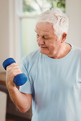 포토 JPG 해외이미지 백인 라이프스타일 노년 남자 실내 건강 한명 운동 아령 70대 해외202004 해외포토 서양인 1 사람 성인 내부 생활 파일형식