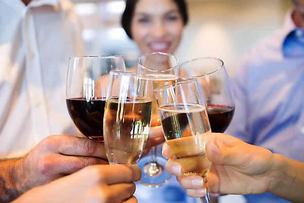 포토 JPG 해외이미지 백인 라이프스타일 여자 남자 행복 음료 40대 중년 와인잔 유리 함께함 실내 서기 미소 성인 두명 30대 친구 우정 축하 알코올 고급 우아함 샴페인 레드와인 축배 스파클링와인 해외202004 해외포토 서양인 감정 컨셉 술잔 관계 모션 재질 주류 표정 사람 내부 생활 장년 와인 탄산 파일형식