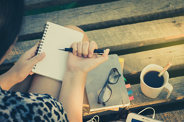 포토 JPG 해외이미지 라이프스타일 여자 행복 백그라운드 자연 아침 추상 휴가 휴식 직장 사람 앉기 사람없음 야외 책 강 평화 다이어리 공책 기쁨 수확 시골 잡지 저녁 주말 안심 단절 소셜네트워크 필터 힙스터 효과 해외202004 해외포토 주간 패션 감정 컨셉 무늬 농업 회사 모션 문구용품 육류 생활 간행물 사무용품 야간 생태계 파일형식