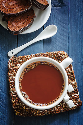 포토 JPG 해외이미지 커피 음료 음식 탁자 디저트 따뜻함 사람없음 컵 갈색 케이크 초콜릿 숟가락 거품 머그컵 흰색 뜨거움 액체 달콤 코코아 따뜻한음료 카카오 맛있는 해외202004 해외포토 식기 컬러 가구 수저 맛 파일형식