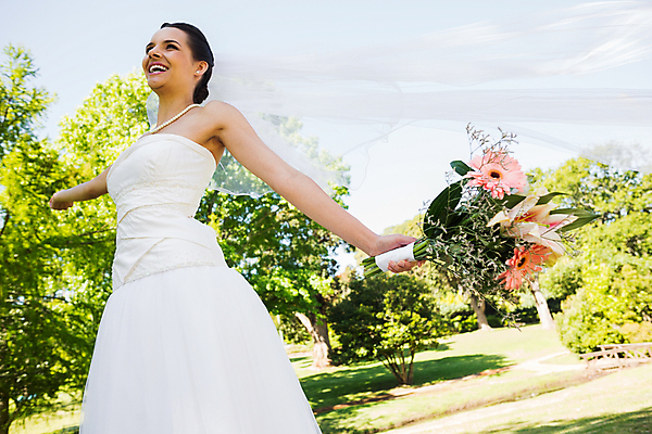 포토 JPG 해외이미지 주간 공원 여자 신부 결혼 결혼식 한명 서기 20대 성인 야외 앞모습 성인여자한명만 해외202004 해외포토 자연요소 1 공공시설 뷰포인트 모션 사람 이벤트 청년 여자한명만 성인여자만 파일형식