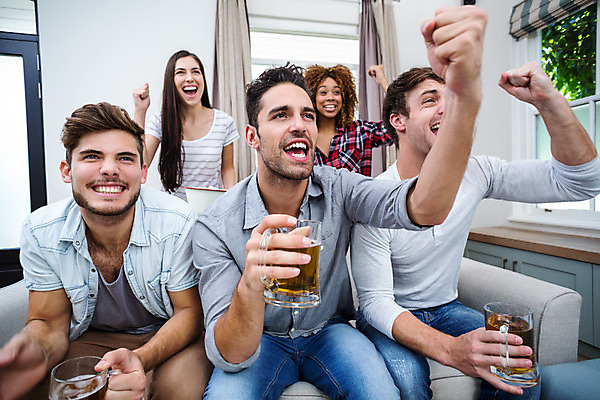 포토 JPG 해외이미지 백인 라이프스타일 여자 남자 행복 음료 스포츠 거실 가정 응원 아파트 주택 실내 사람 앉기 여러명 20대 캐주얼 소파 우정 잡기 상쾌 필승 해외202004 해외포토 서양인 옷 감정 다수 의자 모션 청년 내부 건물 생활 친구 우승 파일형식