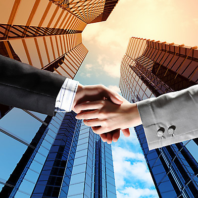 포토 JPG 해외이미지 손 남자 컨셉 회사 비즈니스 사업가 성공 협력 악수 사람 건물 신체부위 사무실 검은색 축하 직원 계약 정중 해외202004 해외포토 직업 건축물 컬러 손짓 파일형식