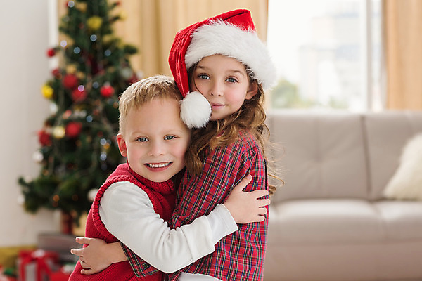 포토 JPG 해외이미지 백인 라이프스타일 여자 남자 어린이 크리스마스 거실 산타모자 가정 가족 포옹 함께함 실내 사랑 소년 두명 크리스마스트리 축제 축하 남동생 해외202004 해외포토 서양인 모자_잡화 기념일 감정 컨셉 관계 안기 사람 내부 생활 동생 파일형식