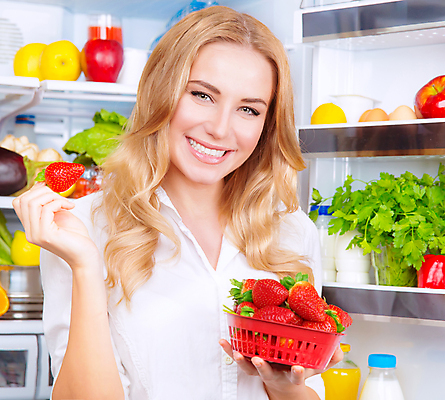 포토 JPG 해외이미지 라이프스타일 여자 다이어트 채소 과일 딸기 건강 한명 들기 사람 상반신 성인 잡기 냉장고 성인여자한명만 해외202004 해외포토 1 모션 생활 가전제품 여자한명만 성인여자만 파일형식