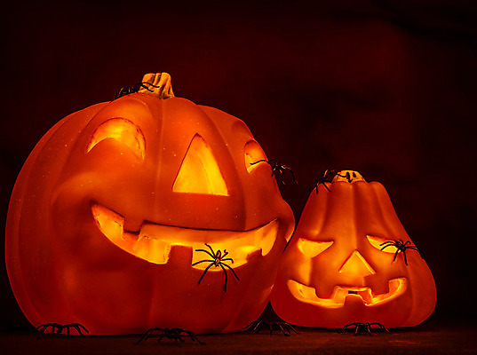 포토 JPG 해외이미지 디자인 계절 음식 조각 백그라운드 채소 촛불 호박 미소 웃음 사람없음 장식 빛 노란색 파티 어둠 할로윈 가을 등불 축하 표현 야간 무서움 오브젝트 거미 잭 10월 잭오랜턴 오싹 국경 해외202004 해외포토 자연요소 감정 컬러 곤충 컨셉 초 조명 표정 이벤트 날짜 파일형식