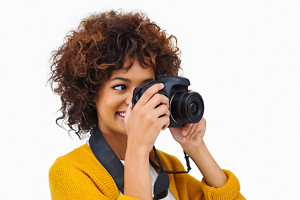 포토 JPG 해외이미지 응시 여자 한명 서기 미소 들기 상반신 20대 청년 성인 취미 옆모습 사진촬영 잡기 사진사 흰배경 성인여자한명만 해외202004 해외포토 1 시선 뷰포인트 백그라운드 모션 표정 사람 촬영 흰색 작가 여자한명만 성인여자만 파일형식