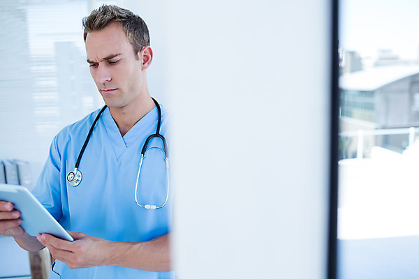 포토 JPG 해외이미지 백인 직업 남자 청진기 실내 병원 한명 서기 20대 태블릿 알약 의사 작업 외과 의료성형뷰티 성인남자한명만 해외202004 해외포토 서양인 1 의학 의료기기 모션 사람 청년 내부 전자제품 스마트기기 약 의료진 남자한명만 성인남자만 파일형식