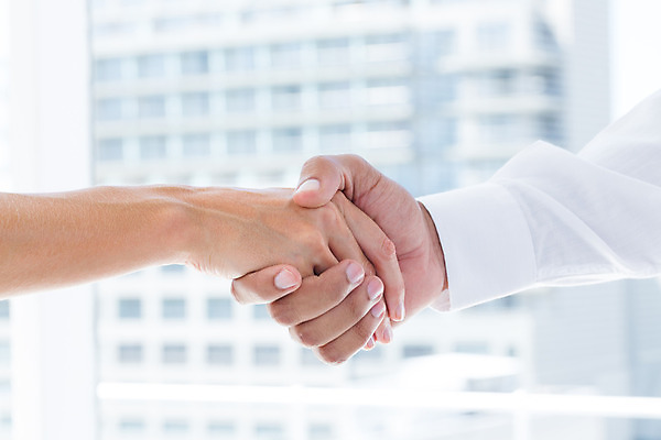 포토 JPG 해외이미지 백인 손 여자 남자 40대 중년 악수 직장 실내 성인 두명 30대 빛 사무실 거래 인사 직장인 비즈니스맨 비즈니스우먼 책상 경영자 경영 해외202004 해외포토 서양인 직업 가구 회사 비즈니스 사람 손짓 내부 신체부위 장년 예절 리더 파일형식