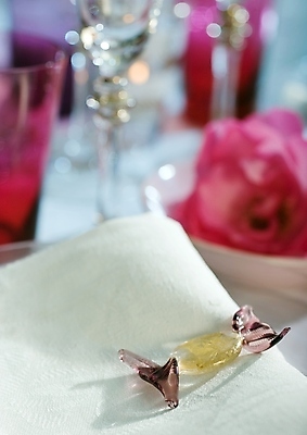 포토 JPG 해외이미지 식기 접시 계절 꽃잎 꽃 안경 음식 분홍색 꽃다발 결혼 포크 잎 크리스마스 유리 탁자 결혼식 휴가 발렌타인데이 사람없음 내부 장식 빨간색 장미 파티 요식업 식당 축제 식사 저녁식사 낭만 모임 흰색 축하 칼 고급 우아함 아침식사 은색 배열 먹기 만족 냅킨 점심식사 해외202004 해외포토 식물 잡화 기념일 감정 산업 컬러 가구 컨셉 모션 데이이벤트 재질 이벤트 상점 파일형식