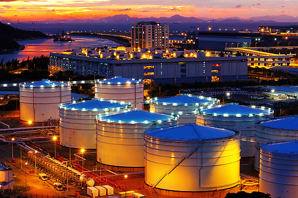 포토 JPG 해외이미지 식물 산업 비즈니스 건축양식 공장 자연 하늘 전등 산 사람없음 야외 파란색 빛 강 탑 금속 중국 힘 일몰 에너지 액체 재산 제조 야간 탱크 화석 연료 가스 수납 홍콩 빛망울 디젤 조작 철강 철책 화학물질 해외202004 해외포토 자연요소 건축물 건축 아시아 컬러 공업 재질 조명 금융 노을 화학 생태계 파일형식