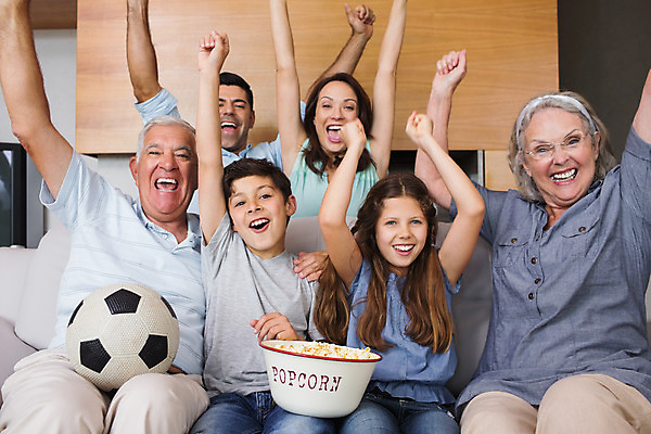 포토 JPG 해외이미지 백인 라이프스타일 여자 할아버지 남자 딸 행복 아들 할머니 어린이 거실 공 가정 가족 응원 엄마 손자 휴식 손녀 아파트 주택 실내 웃음 사람 앉기 소년 여러명 성인 30대 소파 잡기 사발 아빠 60대 손주 즐거움 팝콘 70대 언니 남동생 조부모 해외202004 해외포토 서양인 노년 감정 다수 컨셉 의자 관계 모션 표정 내부 건물 생활 장년 사기그릇 자매 동생 파일형식