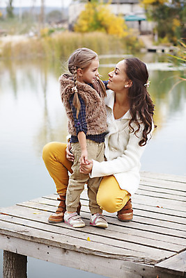 포토 JPG 해외이미지 라이프스타일 계절 딸 행복 호수 어린이 잎 2 가족 관계 엄마 날씨 함께함 건강 사랑 사람 야외 두명 농경지 노란색 걷기 화목 침묵 임산부 육아 추위 가을 시골 연못 떨어짐 시원함 민물 의료성형뷰티 해외202004 싱글맘 한부모가족 해외포토 식물 감정 컬러 컨셉 모션 생활 농장 소리 임신 파일형식