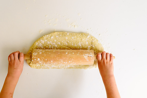 포토 JPG 해외이미지 백인 손 행복 어린이 음식 빵 가족 놀이 탁자 요리 사람 소년 쿠키 주방 요리사 앞치마 빵집 흰색 굽기 준비 반죽 만들기 밀가루 밀가루반죽 제빵사 해외202004 해외포토 서양인 직업 남자 감정 컬러 가구 관계 모션 디저트 신체부위 상점 가루 구이 파일형식