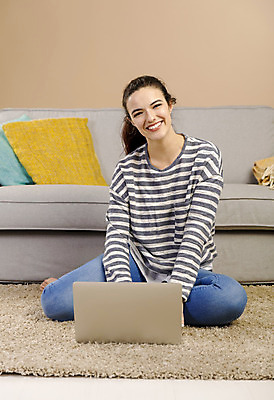 포토 JPG 해외이미지 백인 학생 실내 한명 사람 앉기 장식 노트북 스터디 컴퓨터 소파 연결 해외202004 해외포토 서양인 1 의자 모션 내부 전자제품 학습 파일형식