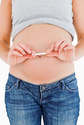 포토 JPG 해외이미지 백인 여자 담배 한명 서기 들기 사람 상반신 성인 앞모습 임신 금연 담배꽁초 성인여자한명만 해외202004 해외포토 서양인 1 캠페인 뷰포인트 모션 사회이슈 여자한명만 성인여자만 파일형식