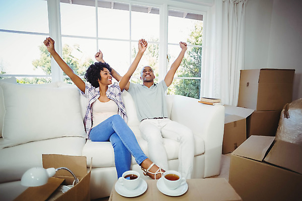 포토 JPG 해외이미지 라이프스타일 커플 여자 남자 행복 커피 음료 거실 가정 베개 모션 탁자 새로움 바닥 아파트 주택 함께함 들기 20대 두명 컵 상자 소파 주먹 카펫 머그컵 잡기 판지 기르기 성인만 해외202004 해외포토 식기 감정 가구 컨셉 의자 관계 침구 사람 청년 건물 생활 돌봄 파일형식